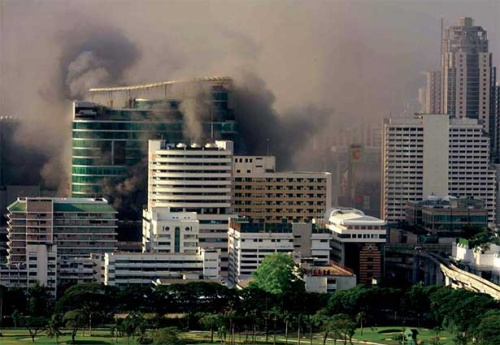   : Smoke billows from CentralWorld at the Ratchaprasong intersection.